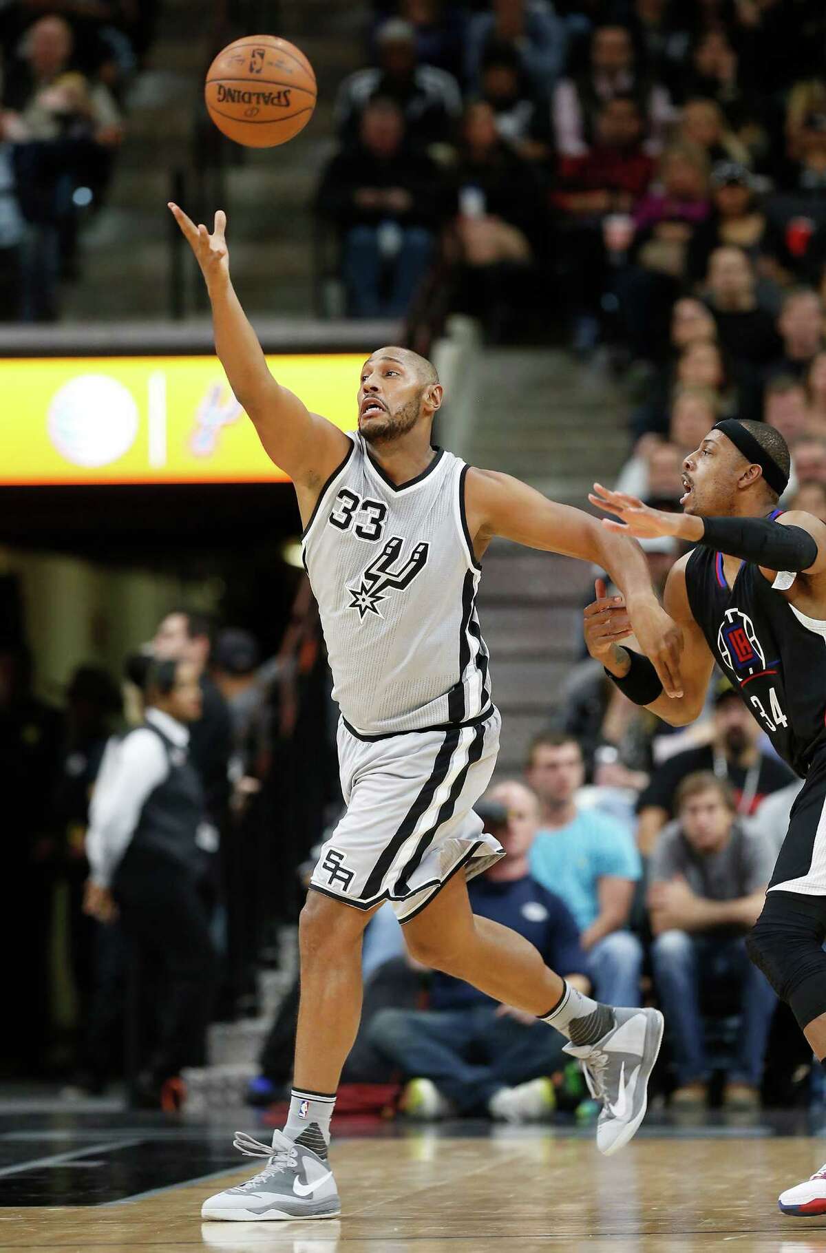 Spurs' Boris Diaw (33) reaches for the ball against Clippers' Paul Pierce (34) at the AT&T Center on Friday, Dec. 18, 2015.