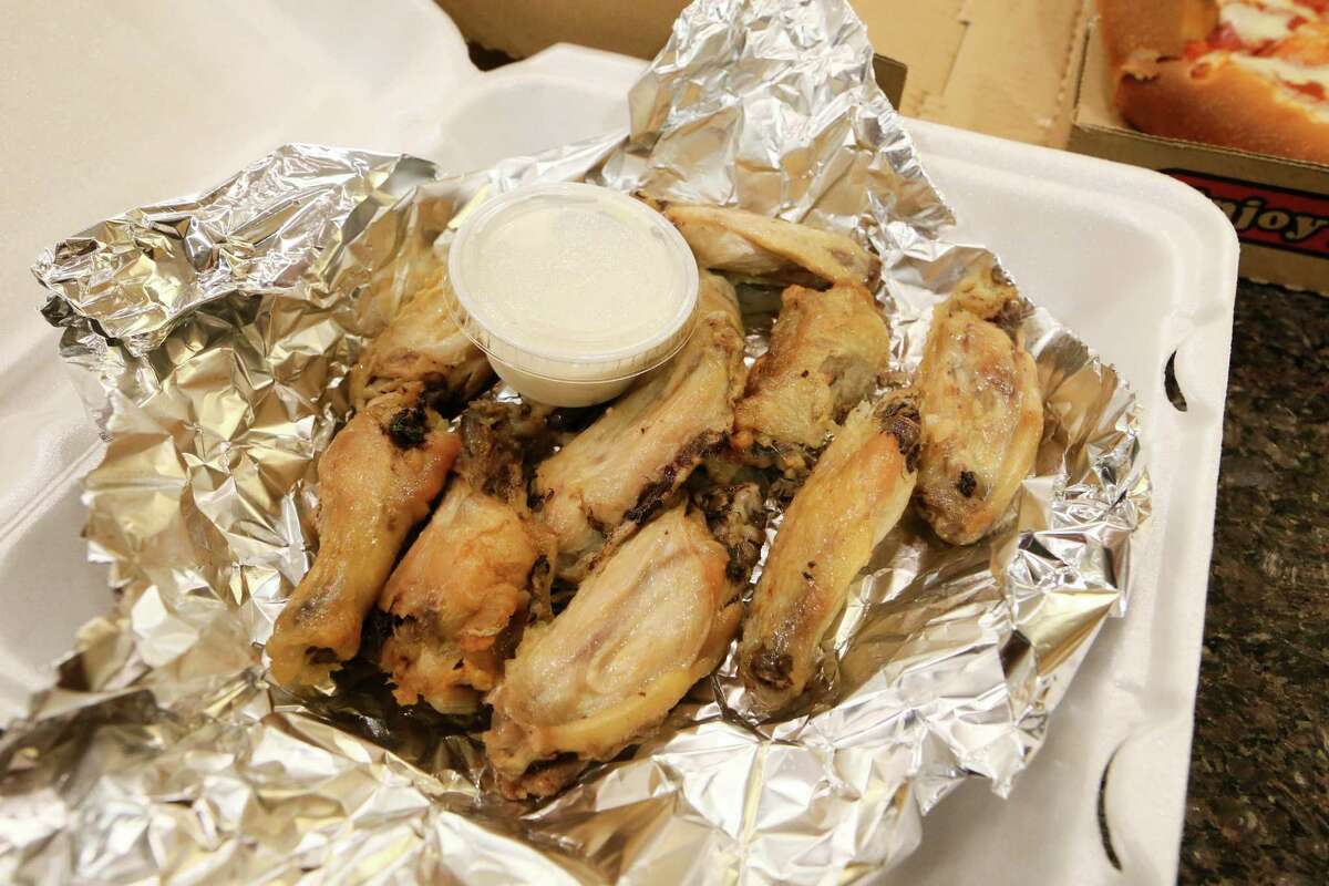 An order of chicken wings from Chicago Pizzaria, 1704 N. PanAm Expressway, delivered to reporter Richard Webner on Friday, Dec. 11, 2015. MARVIN PFEIFFER/ mpfeiffer@express-news.net