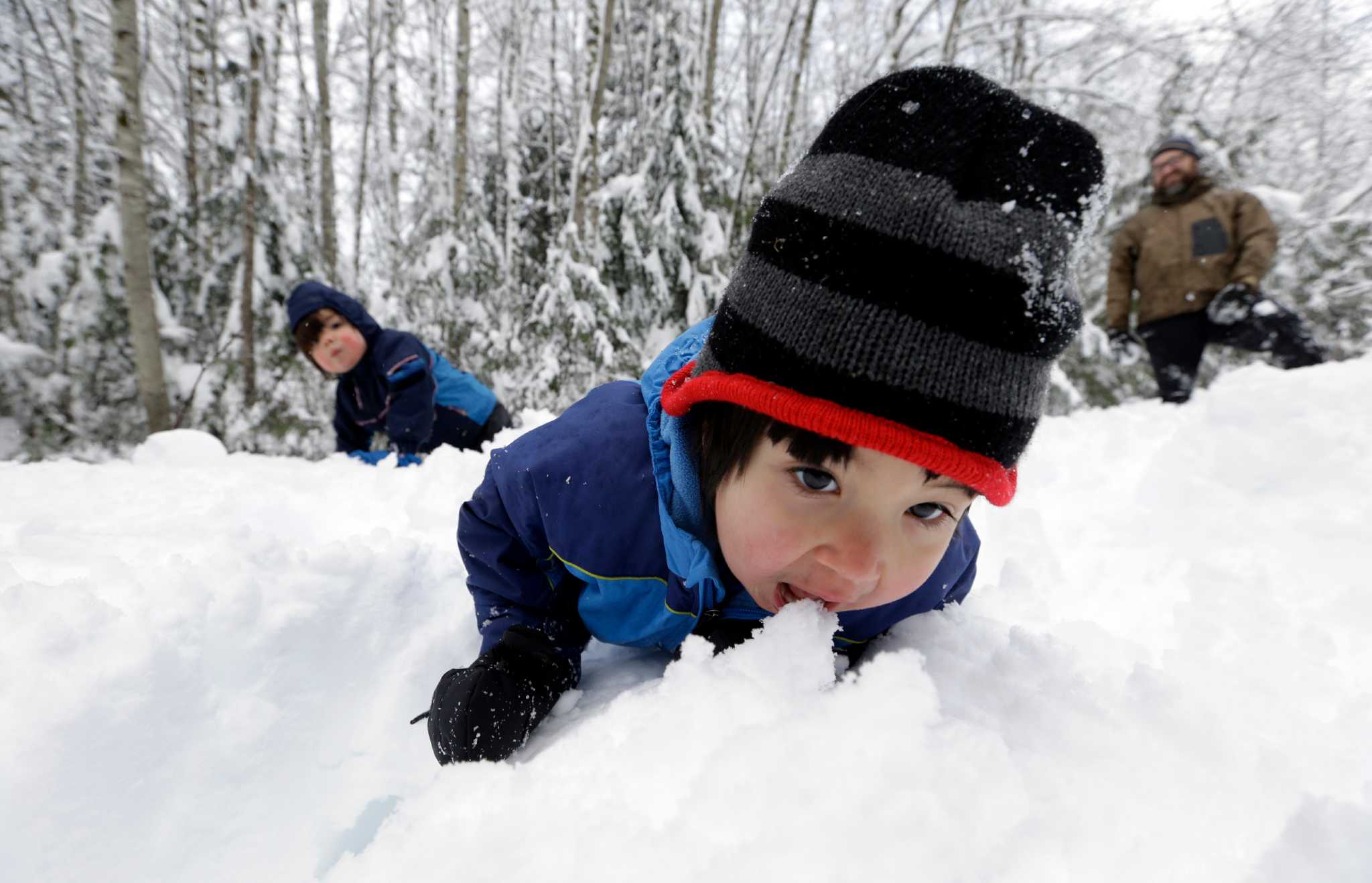Малыши снежки. Дети в снегу. Ребенок ест снег. Кушать снег. Мальчик зимой.