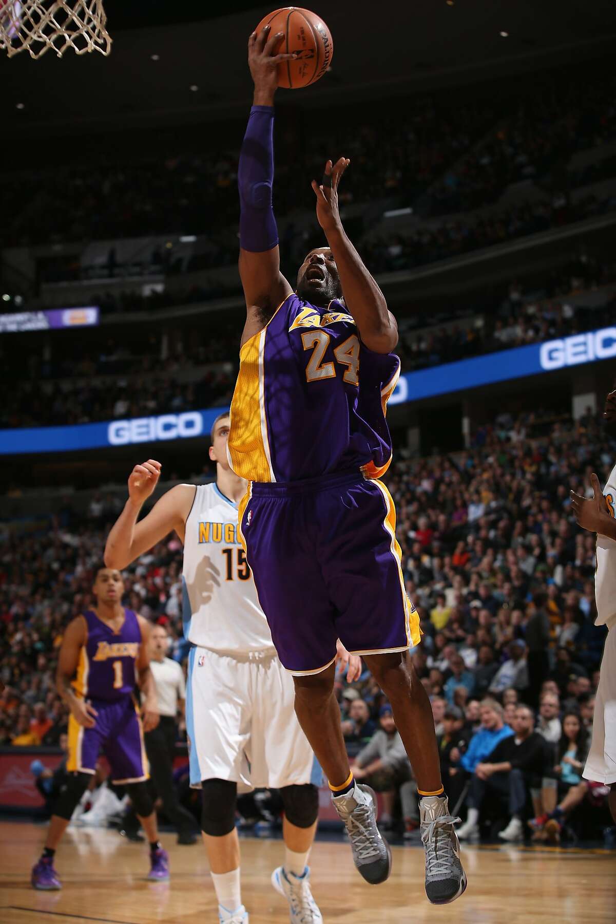 Kobe Bryant his old self in Lakers’ win over Nuggets