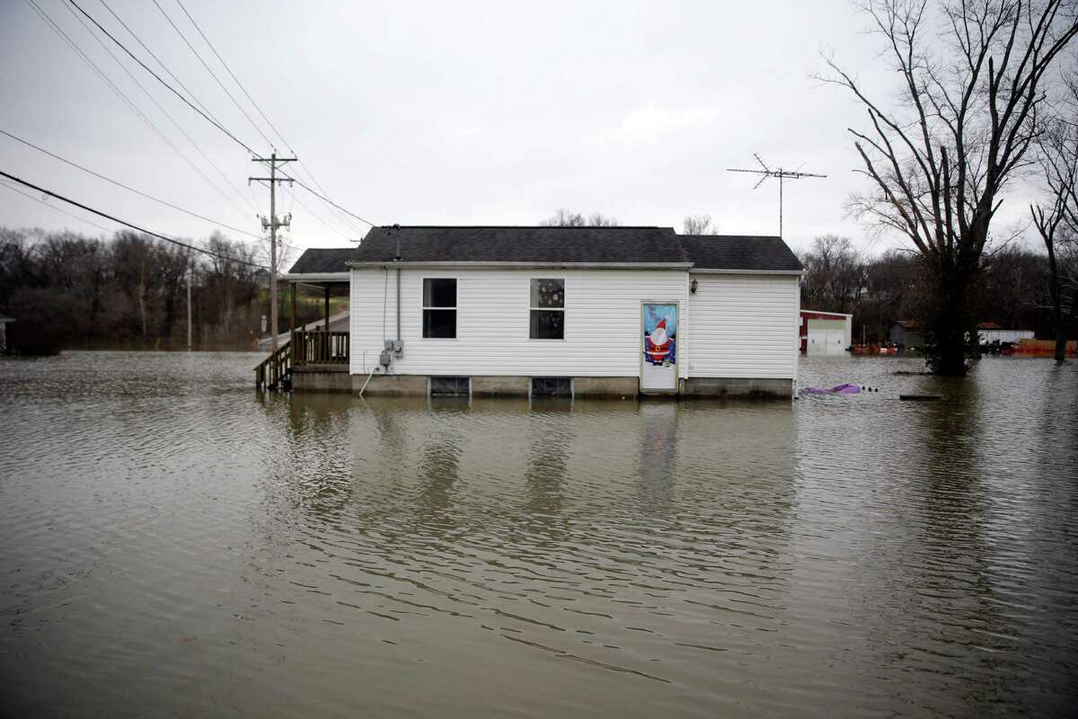 Rare winter flood threatens Missouri, Illinois levees