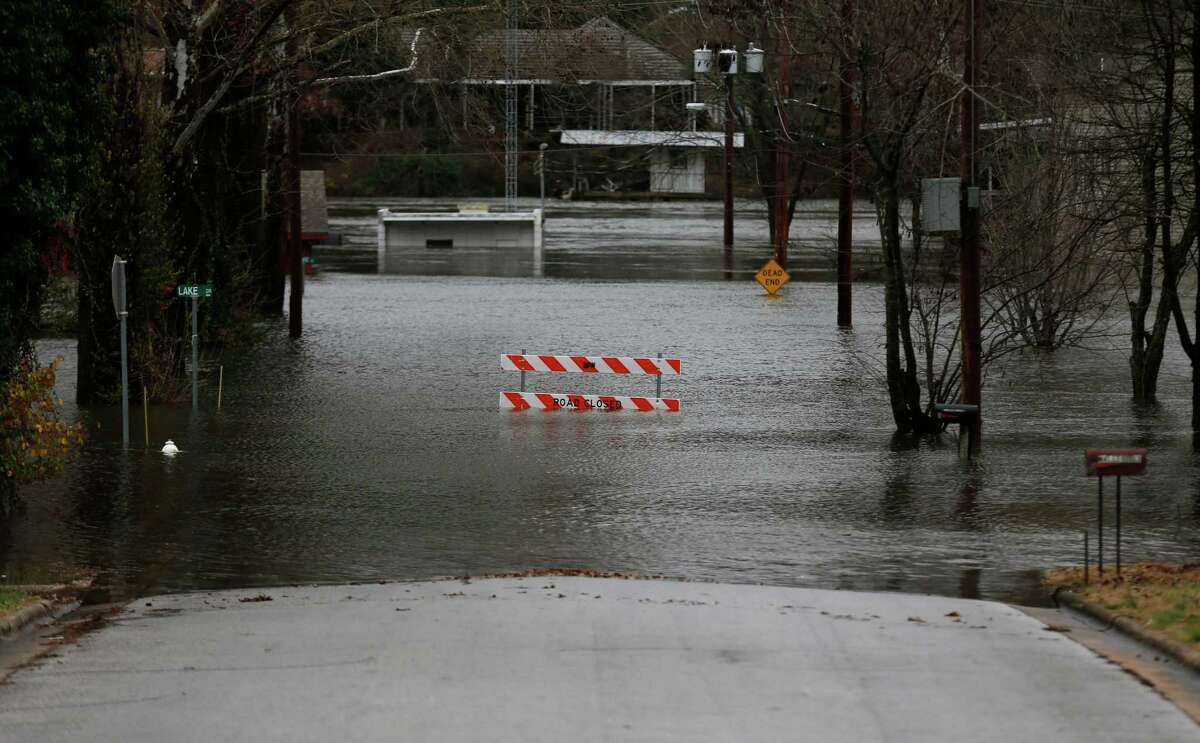 In this Monday, Dec. 28, 2015 photo, a street is closed by flood water in Branson, Mo.(Nathan Papes/The Springfield News-Leader via AP) MANDATORY CREDIT ORG XMIT: MOSPL114
