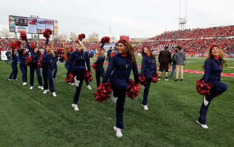 College Football Cheerleaders From The Bowl Games Houston Chronicle