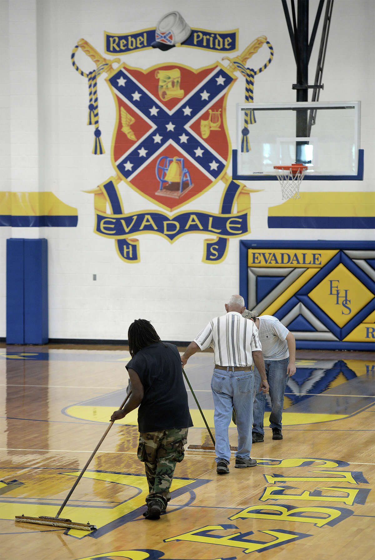 New Evadale ISD sign leaves out Confederateera emblem