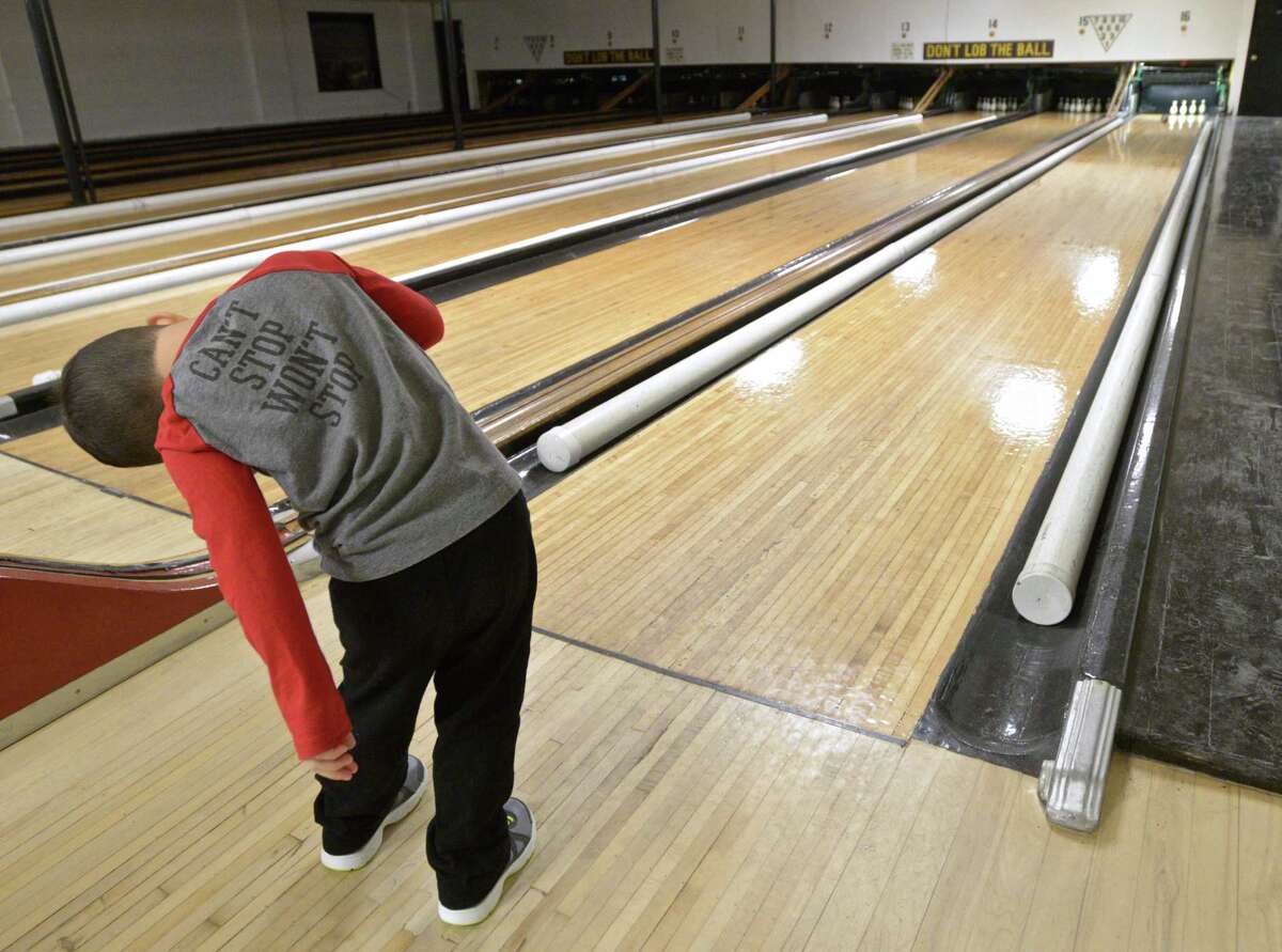 Duckpin bowling a holiday tradition in Danbury