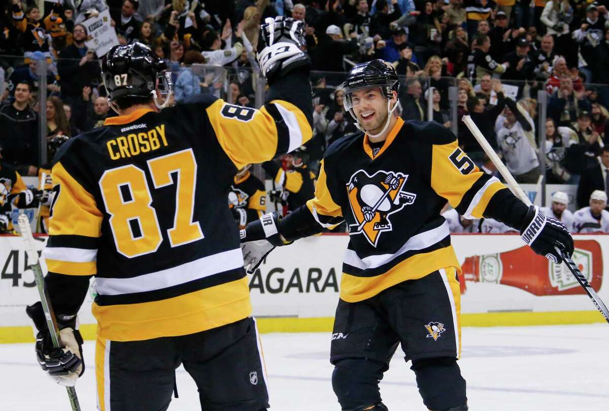 Sidney Crosby, left, had plenty to celebrate Saturday with two power-play goals during the host Penguins' 5-2 victory over the Islanders.﻿