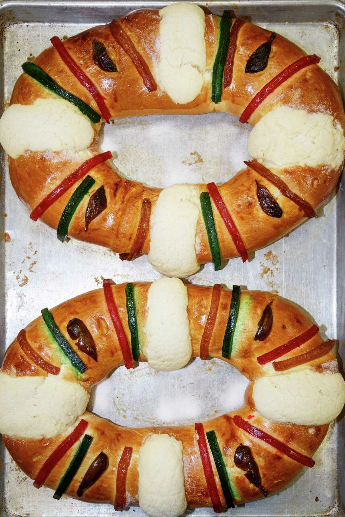 A table of Rosca de Reyes at Arandas Bakery on 9803 Gulf Freeway.