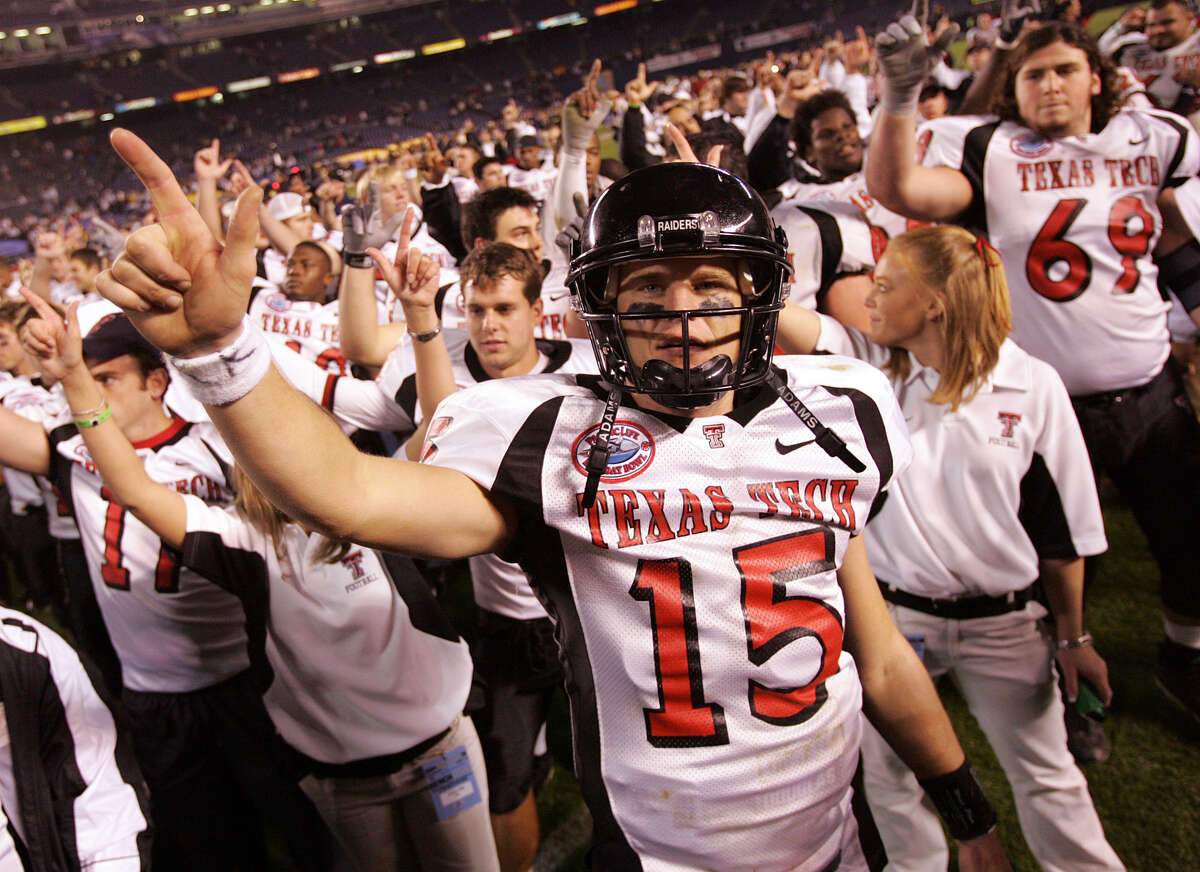 Texas Tech quarterback Sonny Cumbie celebrates with his team Thursday night Dec 30, 2004 in San Diego after Tech beat Cal in the Holiday Bowl. (WILLIAM LUTHER/STAFF)