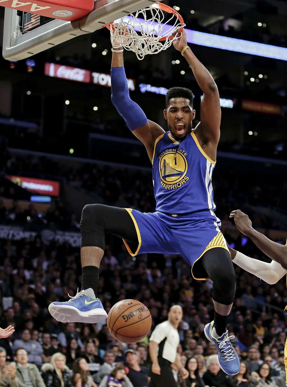 Golden State Warriors forward Jason Thompson dunks against the Los Angeles Lakers during the first half of an NBA basketball game in Los Angeles, Tuesday, Jan. 5, 2016. (AP Photo/Chris Carlson)