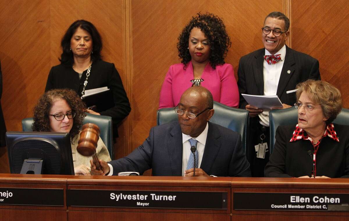La primera tarea del alcalde de Houston, Sylvester Turner, fue dar un martillazo para abrir la sesión del Concejo de la ciudad.