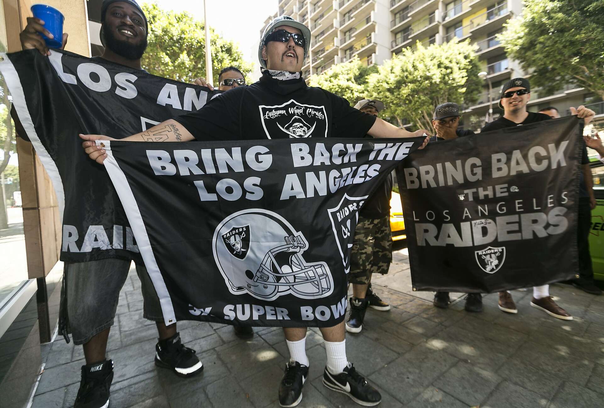 Rams, not Raiders, approved for move to Los Angeles