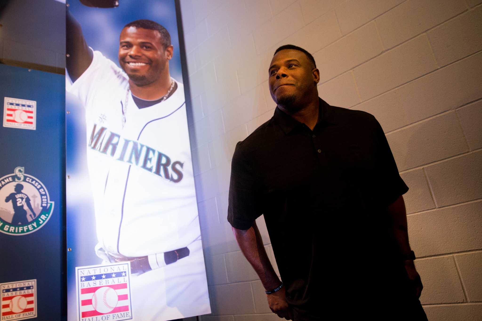 Hall of Fame may let Ken Griffey Jr.'s plaque feature backwards hat
