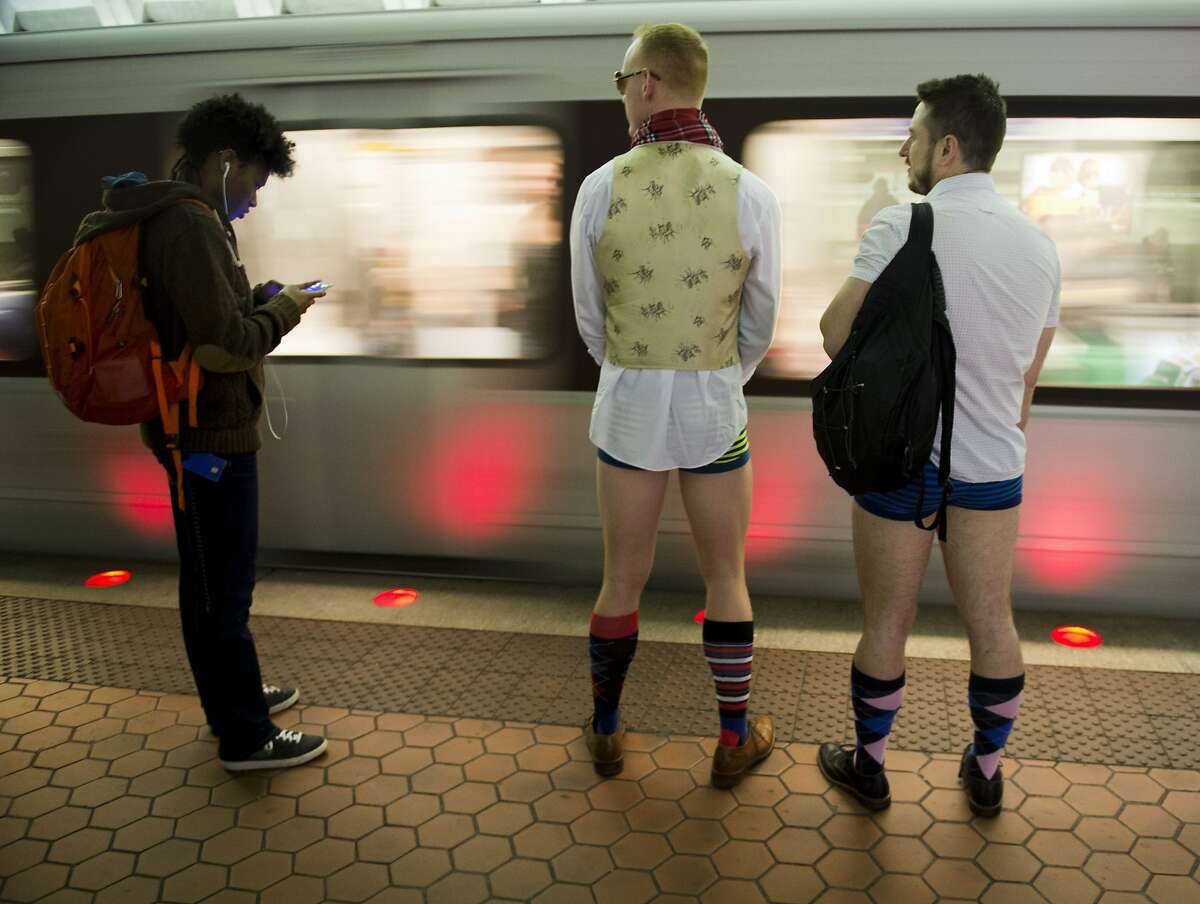 Папы показывают попы. No Pants Subway Ride Москва. В метро без штанов. В метро без штанов Москва. No Pants Subway Москва.