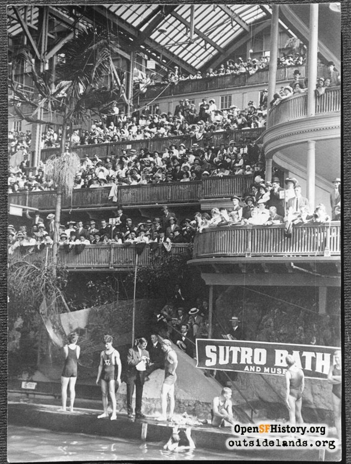 苏特罗浴场(1913)观众和游泳运动员在太平洋海岸锦标赛游泳在块在南结束主水箱。视图东南。-由OpenSFHistory.org提供