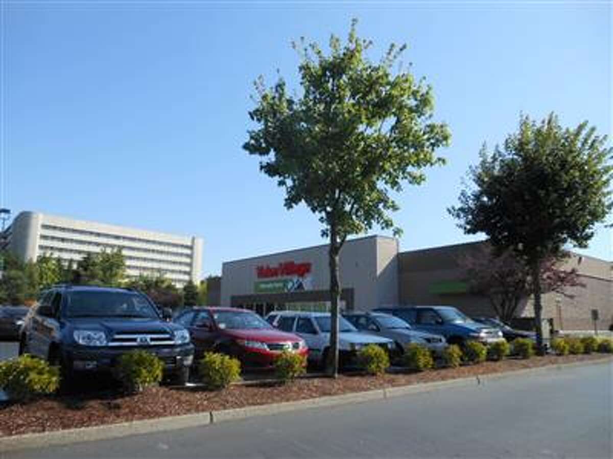 Police Woman stopped upskirt peeper in his tracks