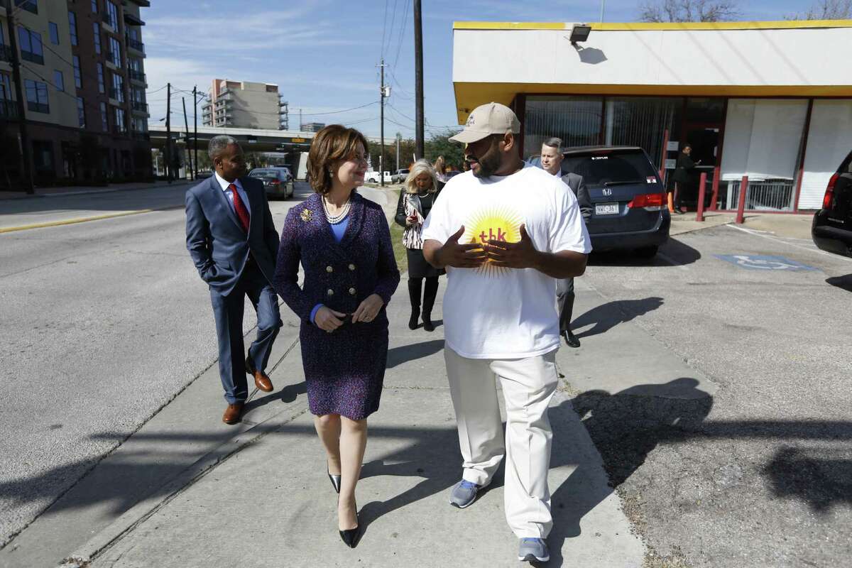 Maria Contreras-Sweet of the U.S. Small Business Administration visits with the Breakfast Klub's owner, Marcus Davis, during a January 2016 visit to Houston. ﻿