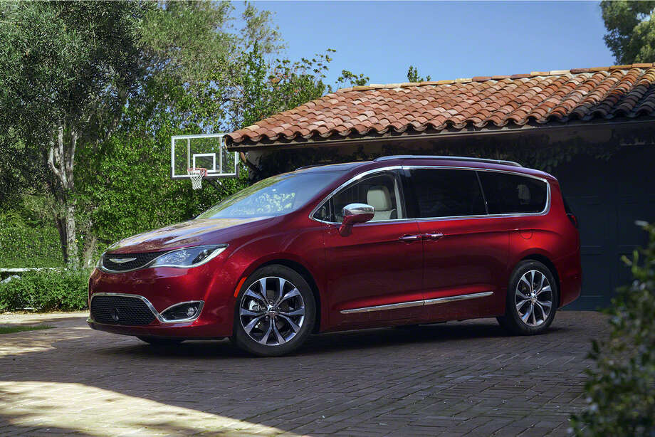 Chrysler Introduces Eye Catching 2017 Pacifica Minivan Houston Chrysler S Next Generation Minivan Arrives This Spring The Pacifica Is Roomier Wider And