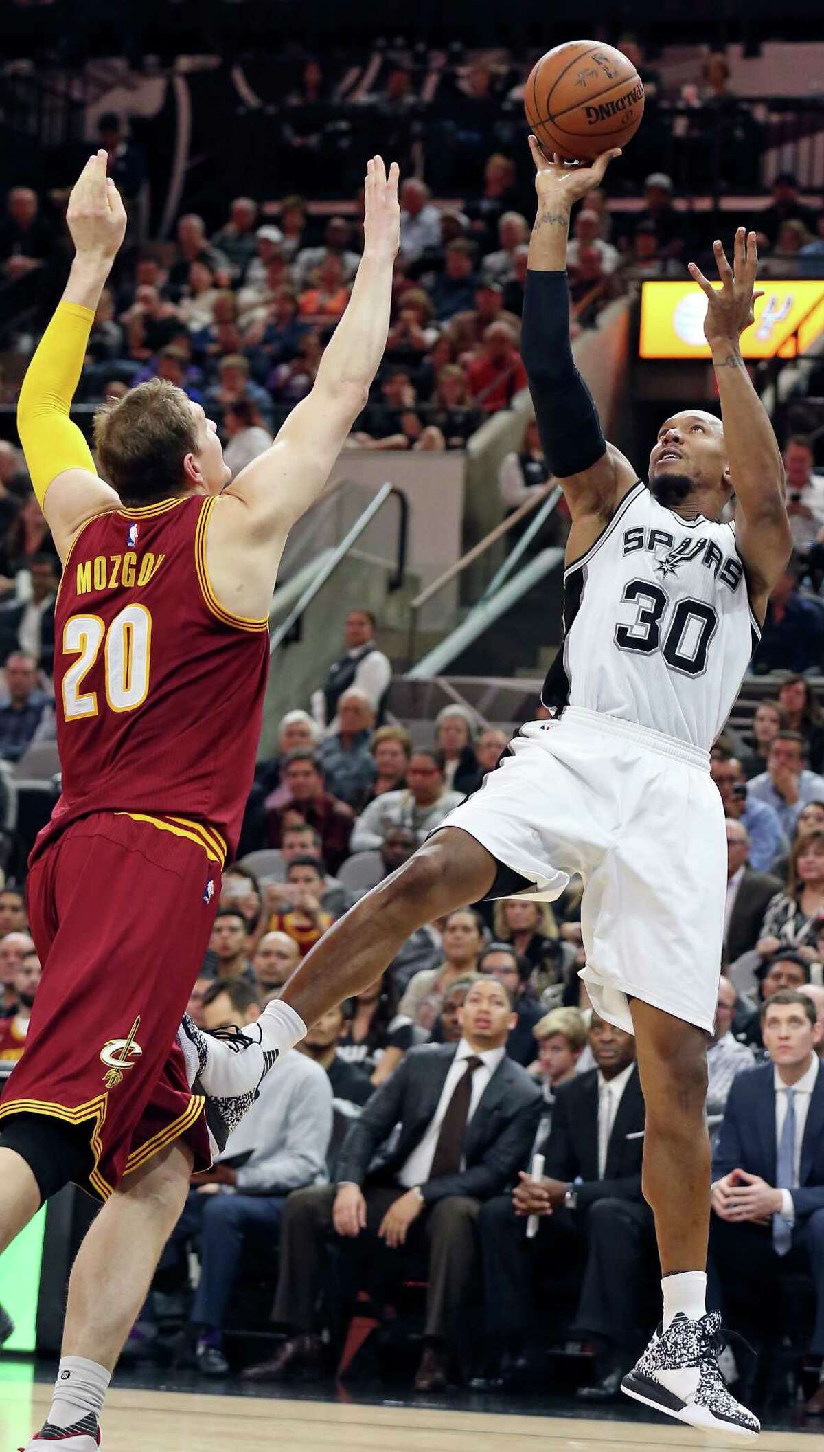 Spurs’ David West shoots around the Cleveland Cavaliers’ Timofey Mozgov during second half action on Jan. 14, 2016 at the AT&T Center.