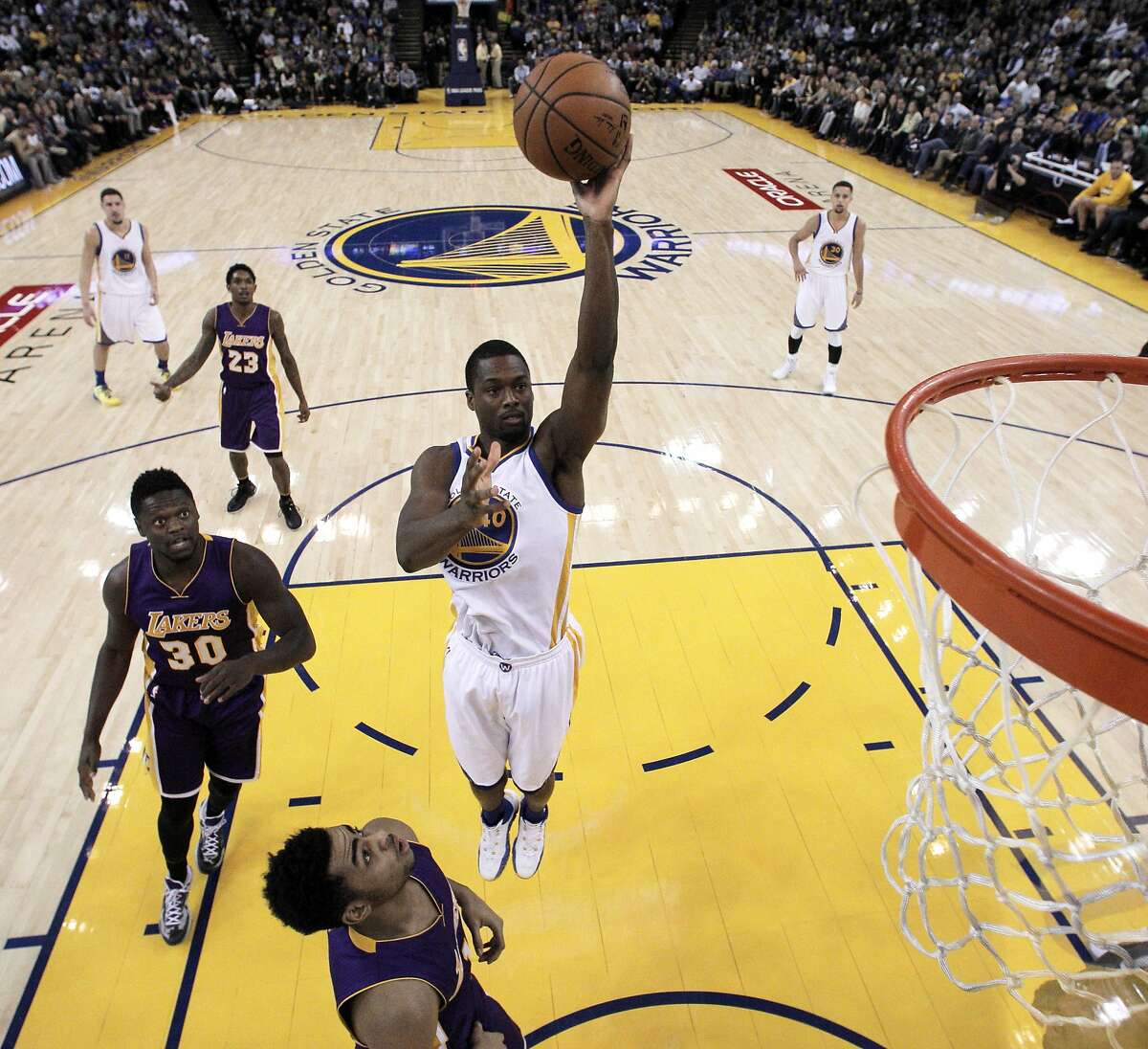 Harrison Barnes (40) shoots in the first half the Golden State Warriors played against the Los Angeles Lakers at Oracle Arena in Oakland, Calif., on Thursday, January 14, 2016.