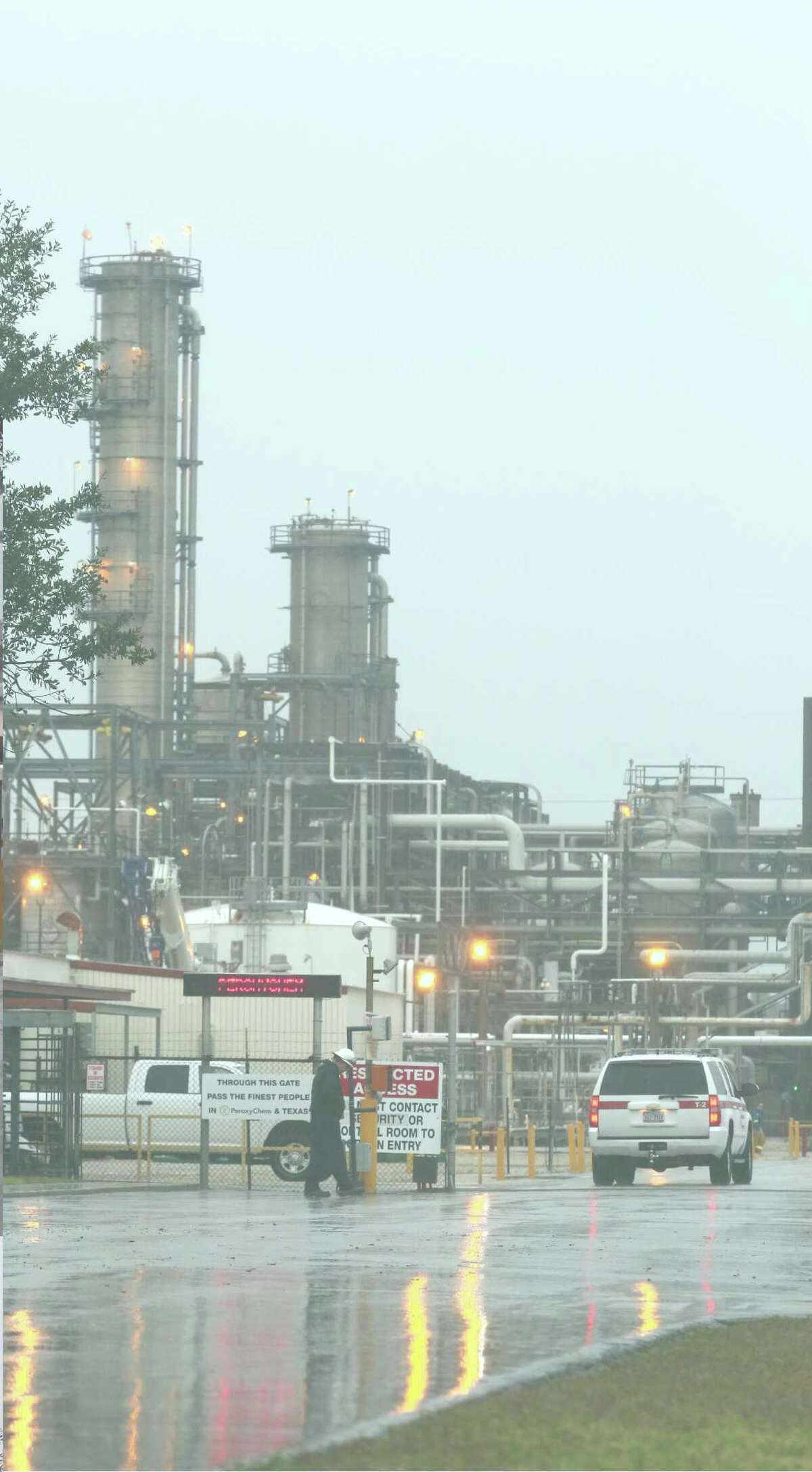1 dead, 3 injured in Pasadena chemical plant explosion