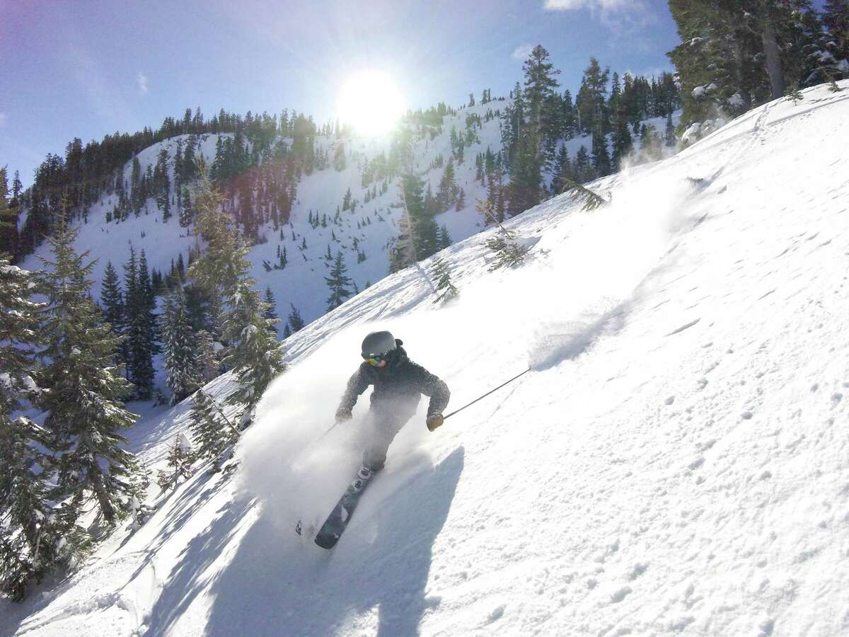 25 feet of El Niño snow piling up on California mountain peaks