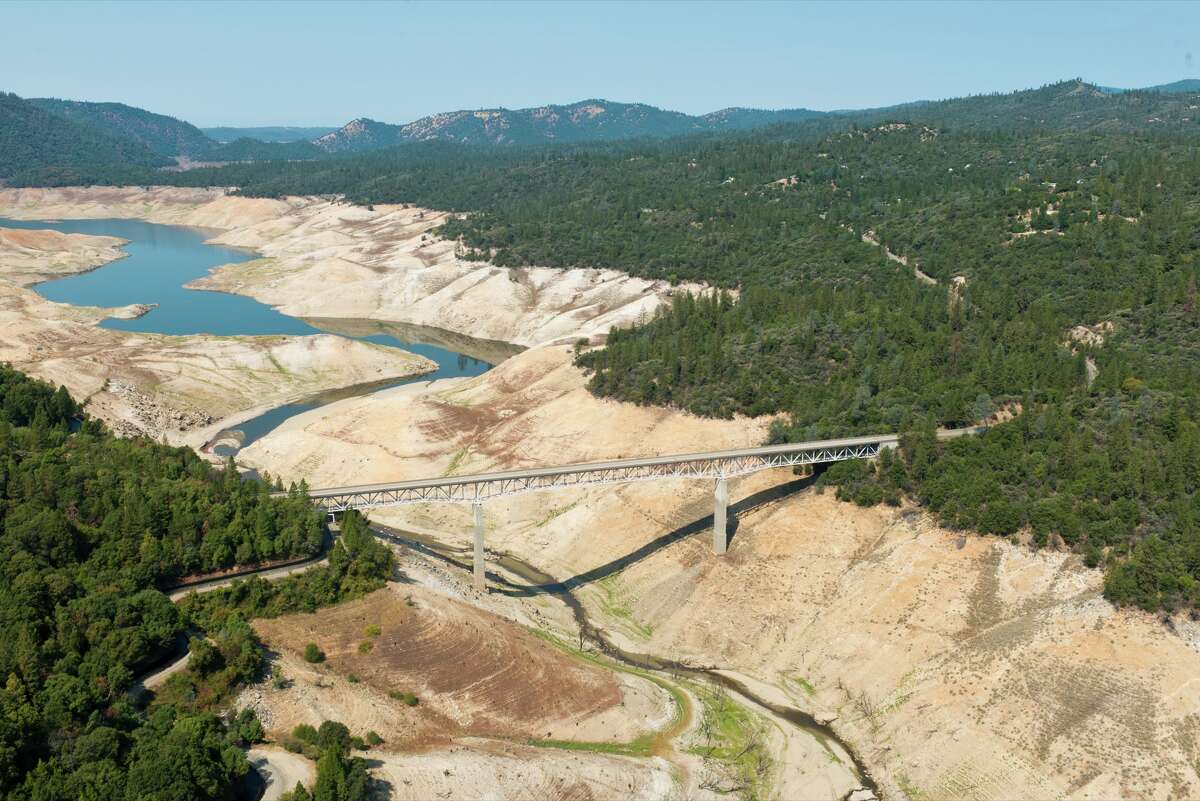 Water-starved Lake Oroville rises dramatic 20 feet in six days