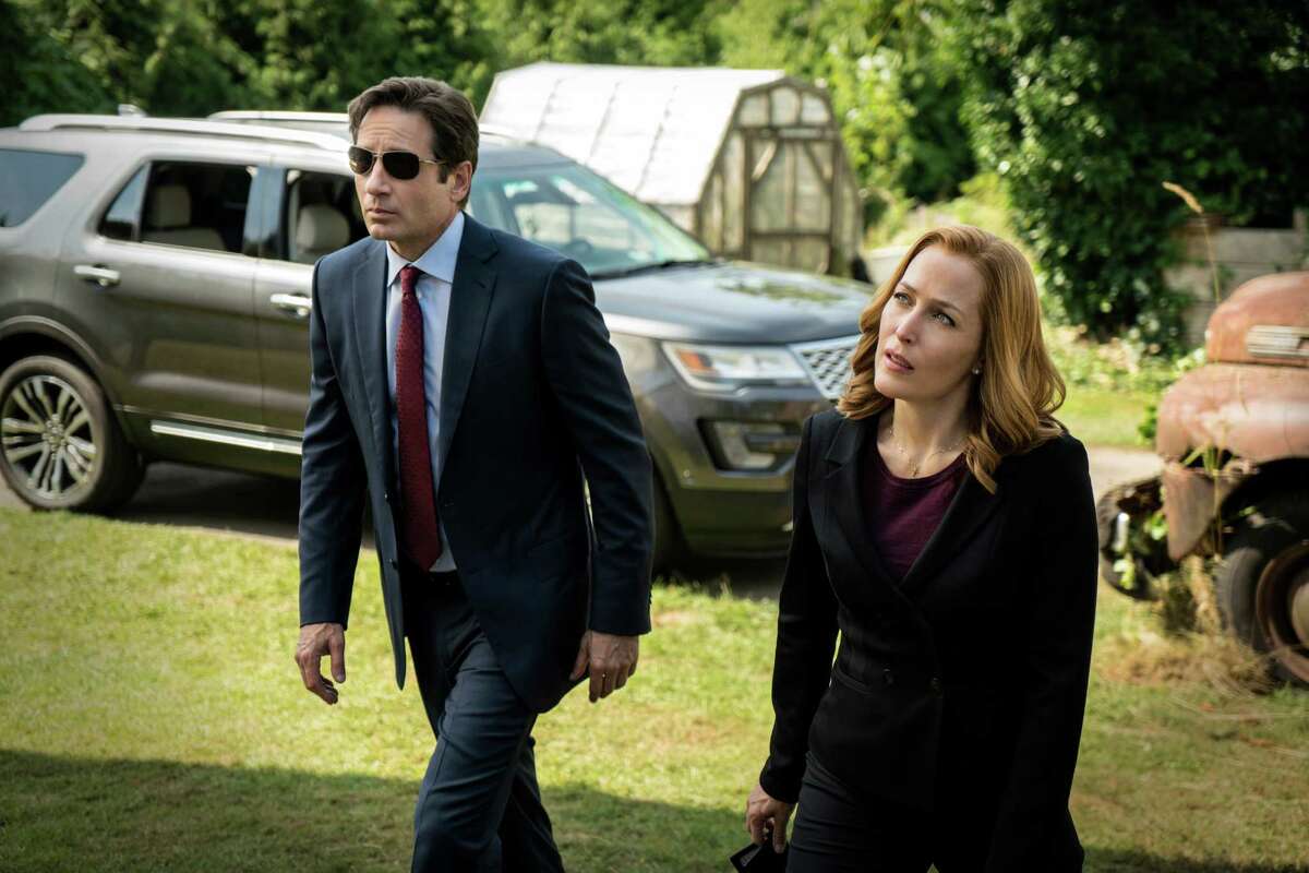 This photo provided by FOX shows, David Duchovny, left, as Fox Mulder and Gillian Anderson as Dana Scully in the "Founder's Mutation" season premiere, part two, episode of "The X-Files," airing Monday, Jan. 25, 2016, 8:00-9:00 PM ET/PT on FOX. (Ed Araquel/FOX via AP)