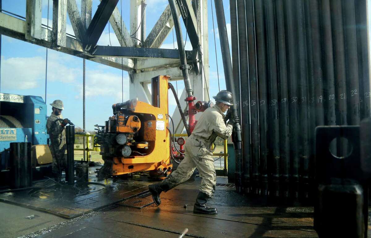 Workers on a Southwestern Energy drilling rig near Wonderview, Ark., in 2014, the same year the company shifted its emphasis to the Marcellus Shale.