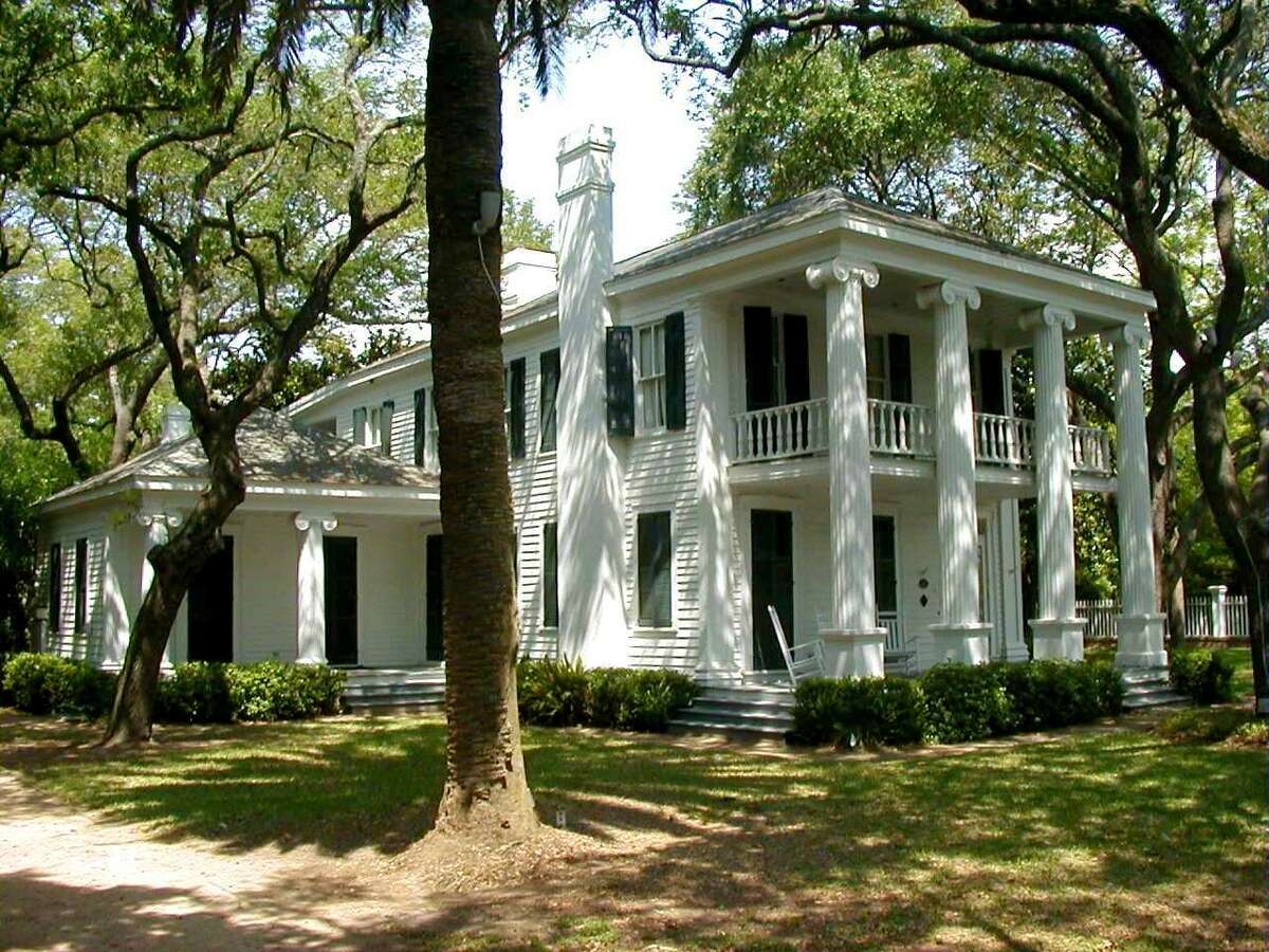 Couple gifts Galveston's oldest residence to historical foundation