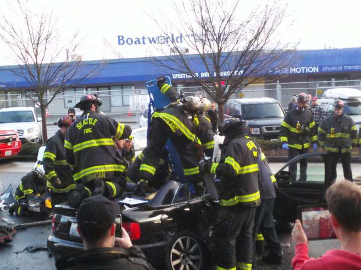 4car crash in Westlake leaves 1 critically injured