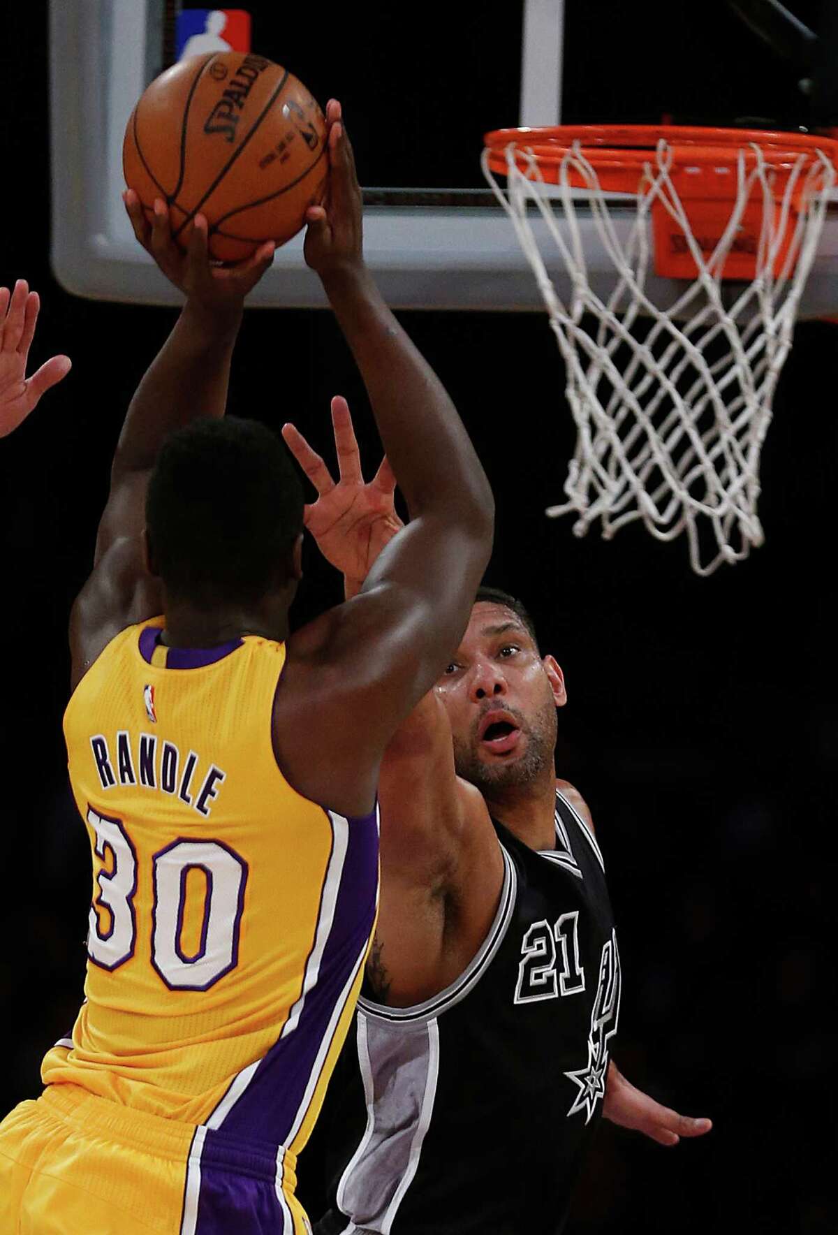 Spurs, Ginobili steal Kobe’s anniversary night