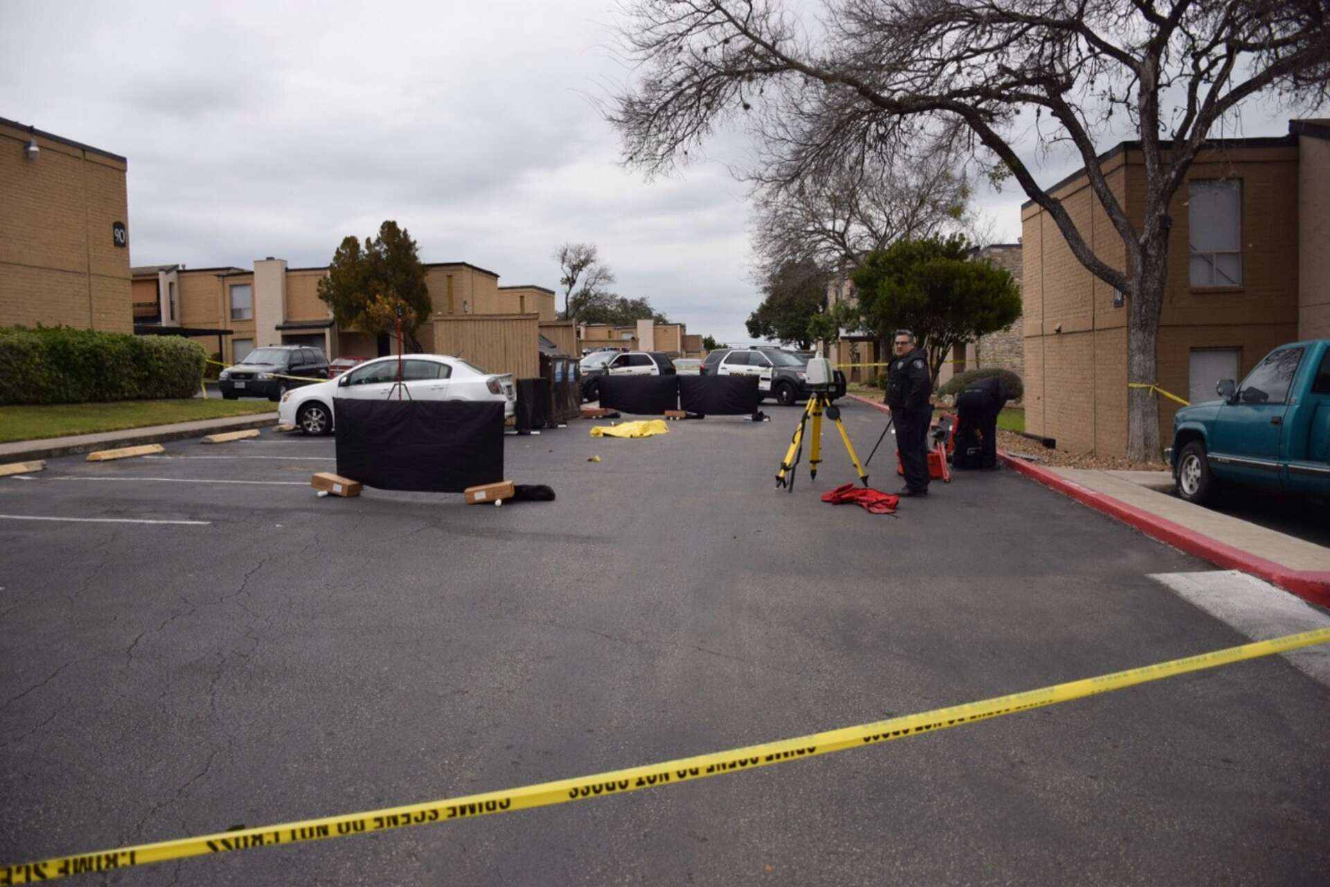 Man shot to death in NW Side apartment complex parking lot was 19 ...