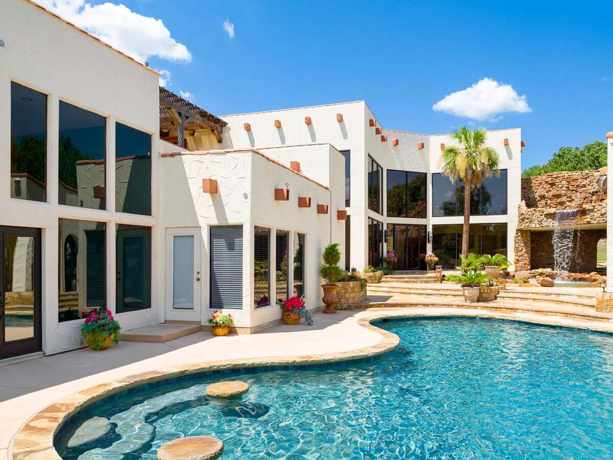 Mansions for sale in small Texas towns