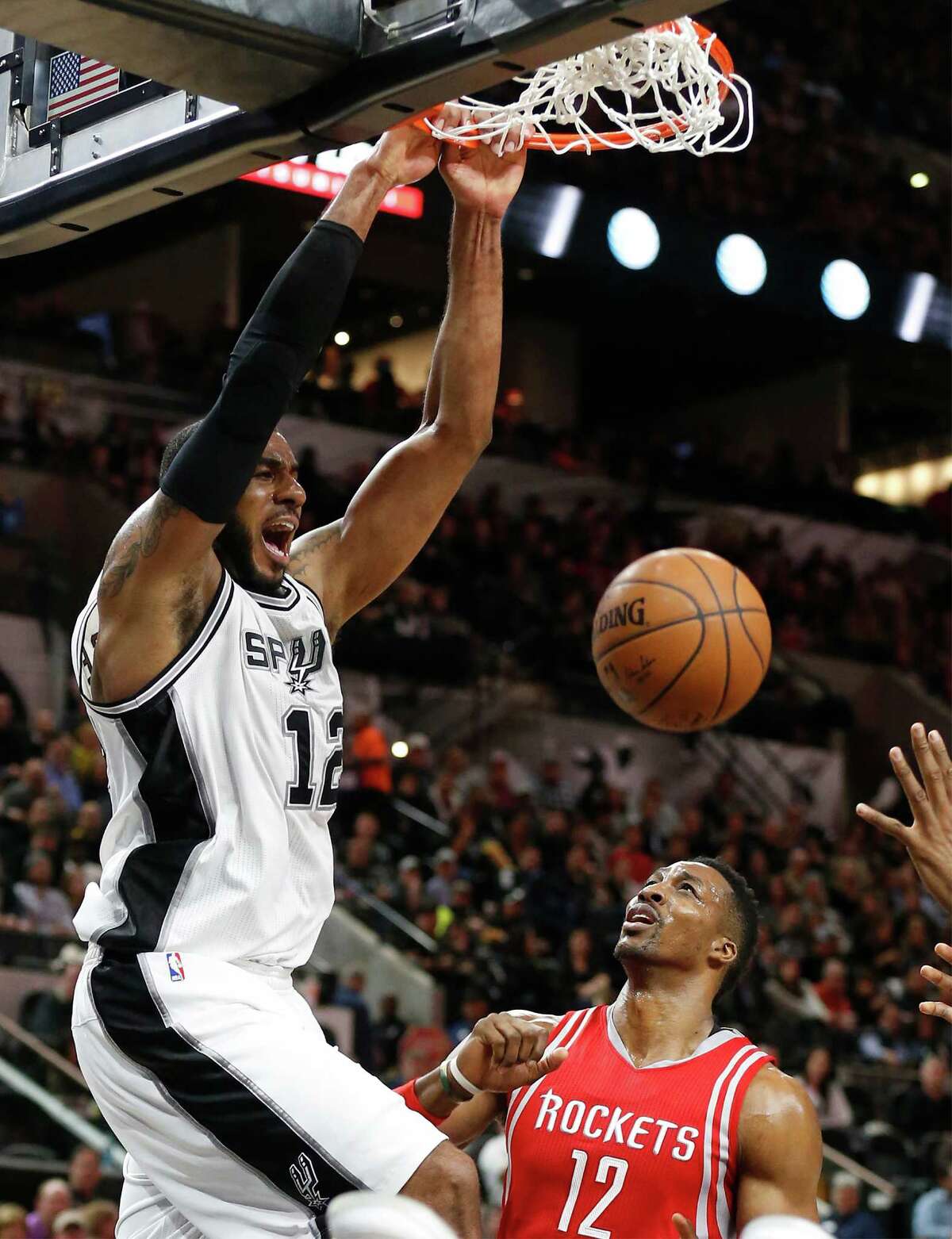 Spurs’ LaMarcus Aldridge dunks on the Houston Rockets’ Dwight Howard at the AT&T Center on Jan. 27, 2016.