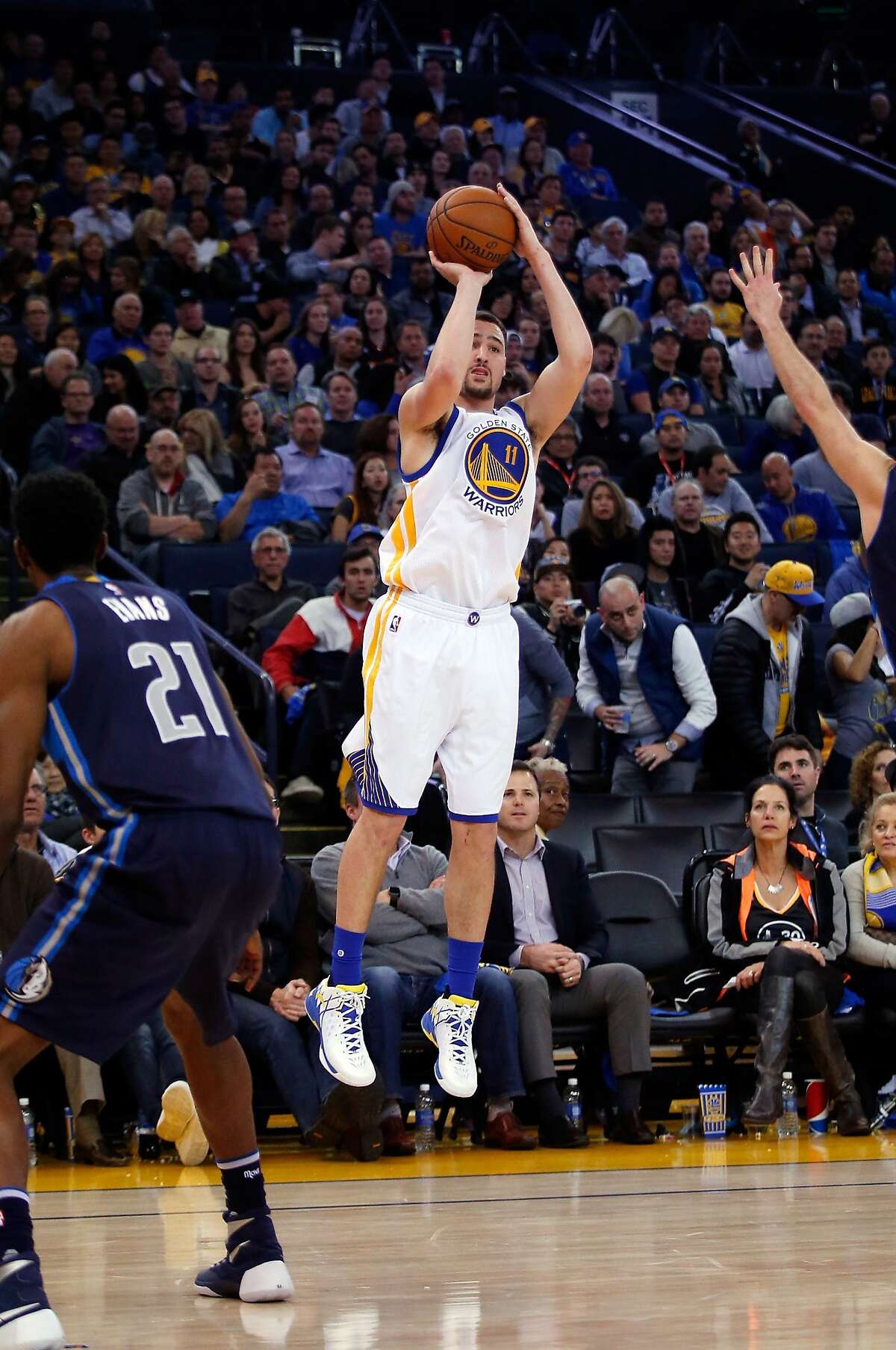 Klay Thompson scores 45 in Warriors’ 40th straight home win