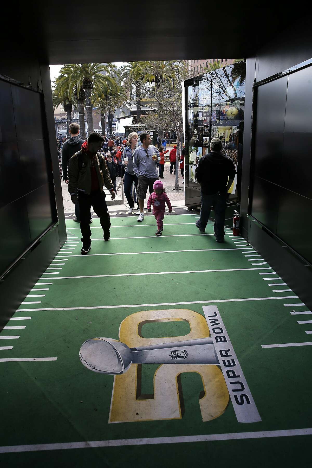 Super Bowl party starts early with opening of downtown fan zone