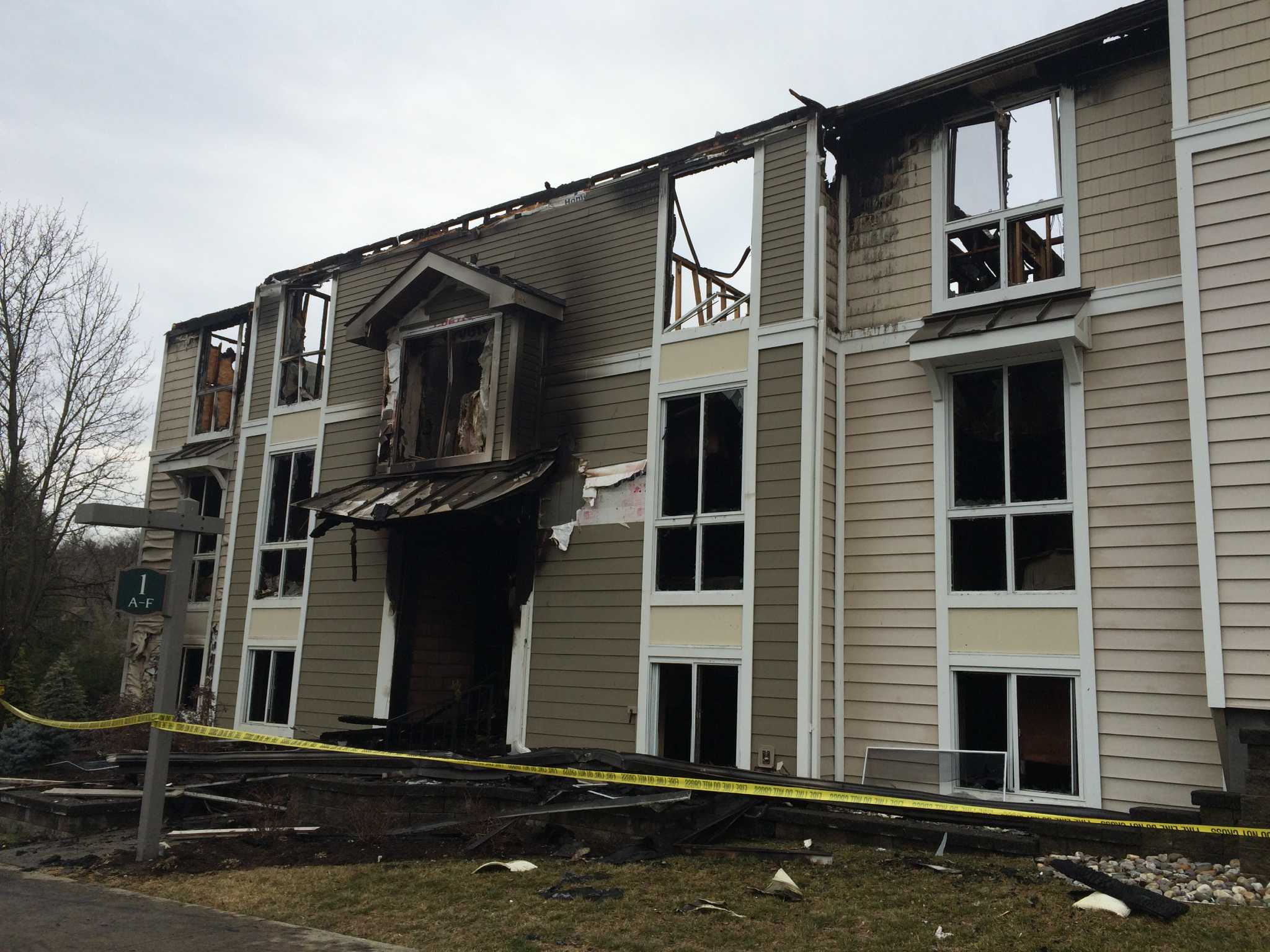 Salon says employee roused others during fire