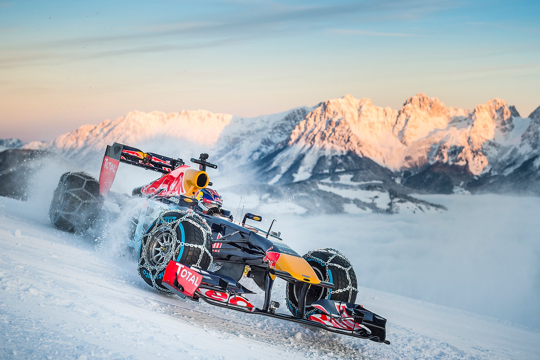 Video: F1 racer chains up and races skier