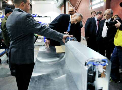 Schumer S Efforts On Fuel Cell Tax Credit Key For Plug Times Senator Charles E Schumer Center Is Shown Some Of The Fuel Cell Technology
