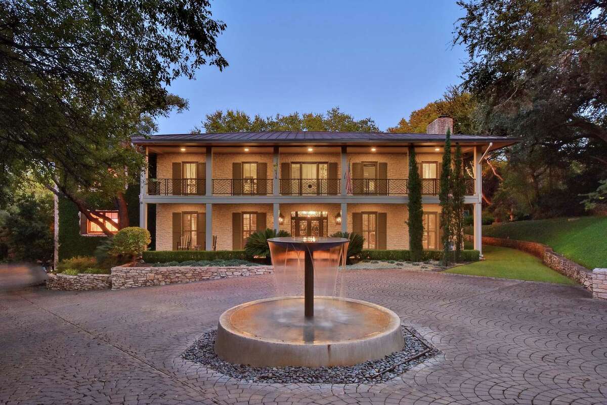 Golfer Ben Crenshaw has placed this gorgeous home on the market in Austin for $5.7 million. It has six bedrooms and five full bathrooms.