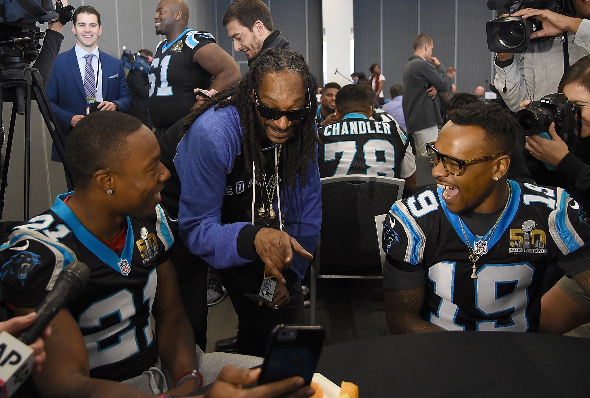 Snoop Dogg, mike in hand, plays Super Bowl reporter