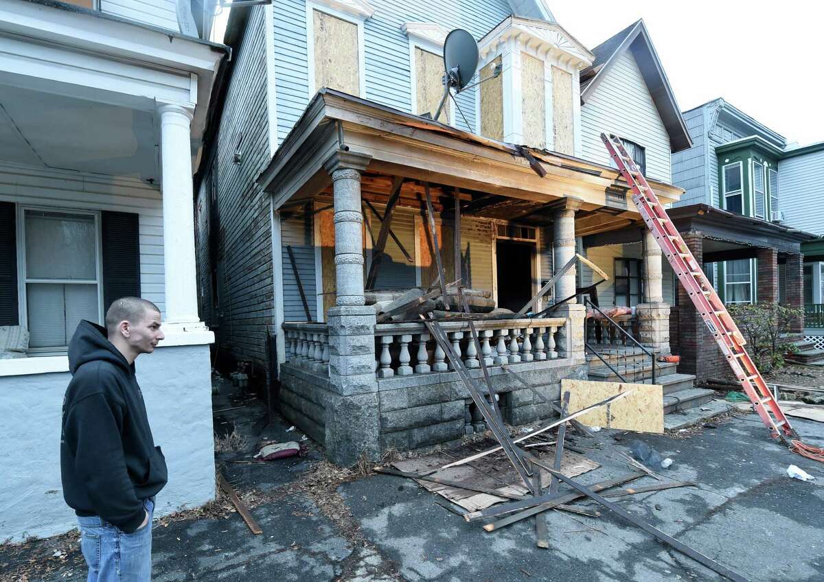 Fire damages Troy home