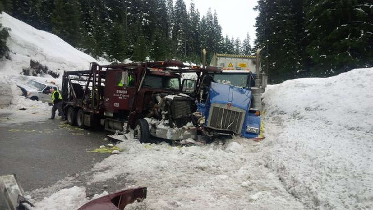 Fatal crashes close I90 at Snoqualmie Pass