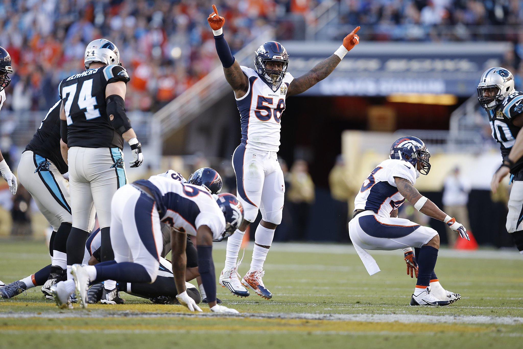 Denver Broncos Von Miller hugs head coach Gary Kubiak after giving Kubiak  the Gatorade bucket on the sidelines in the final minute of the game  against the Carolina Panthers at Super Bowl