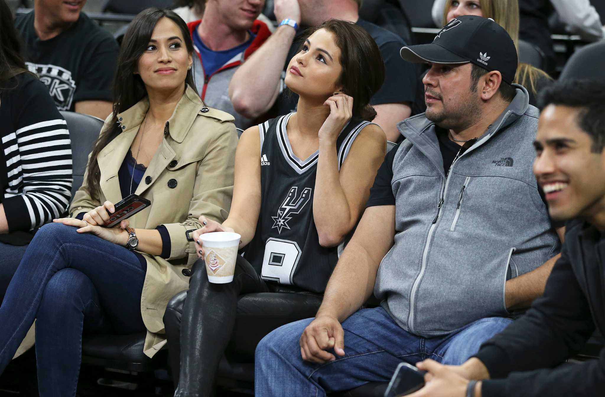Selena with a fan at Spurs vs Lakes game
