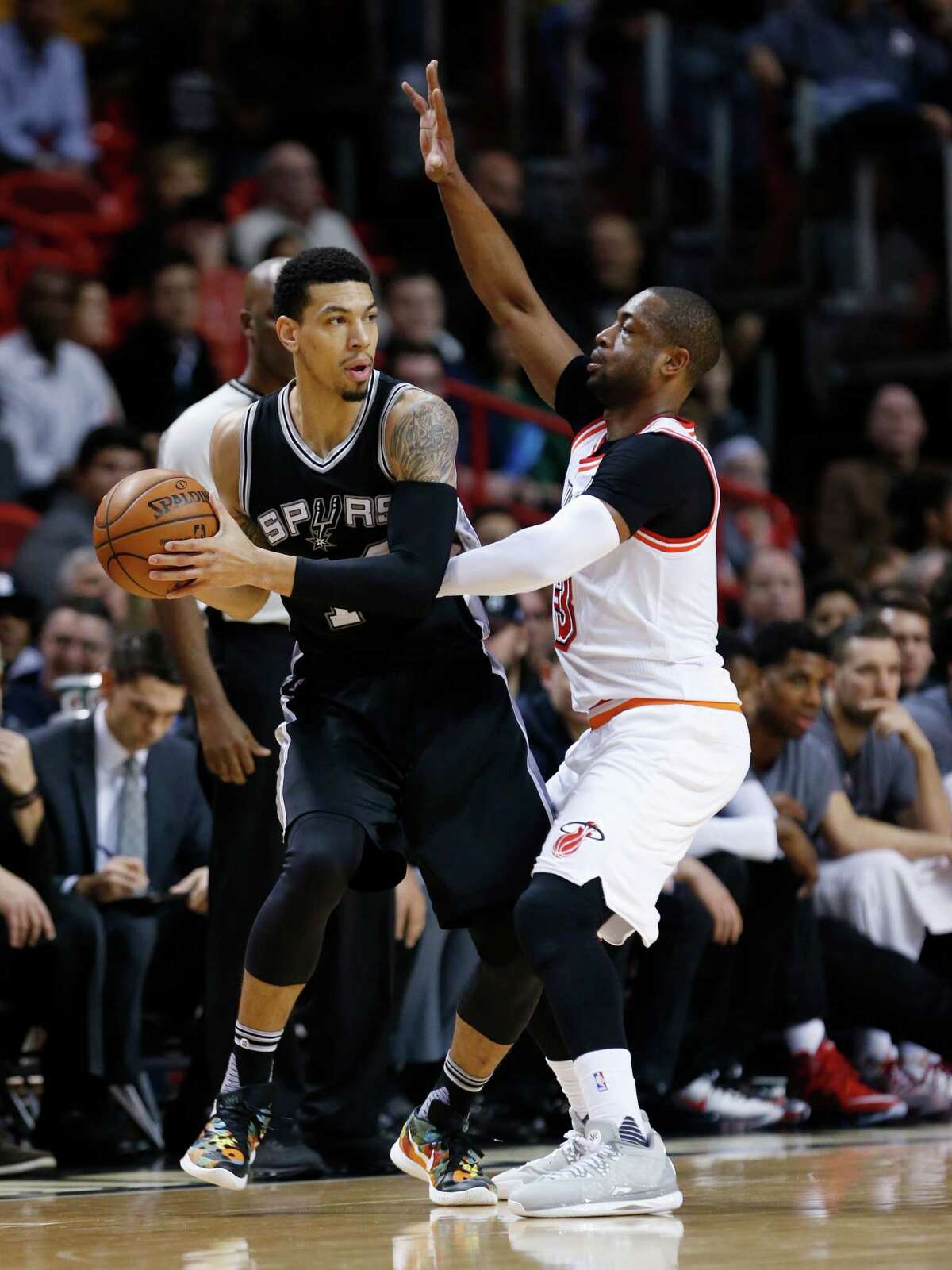 San Antonio Spurs guard Danny Green, left, looks for an open teammate past Miami Heat guard Dwyane Wade (3) during the first half of an NBA basketball game, Tuesday, Feb. 9, 2016, in Miami. (AP Photo/Wilfredo Lee)