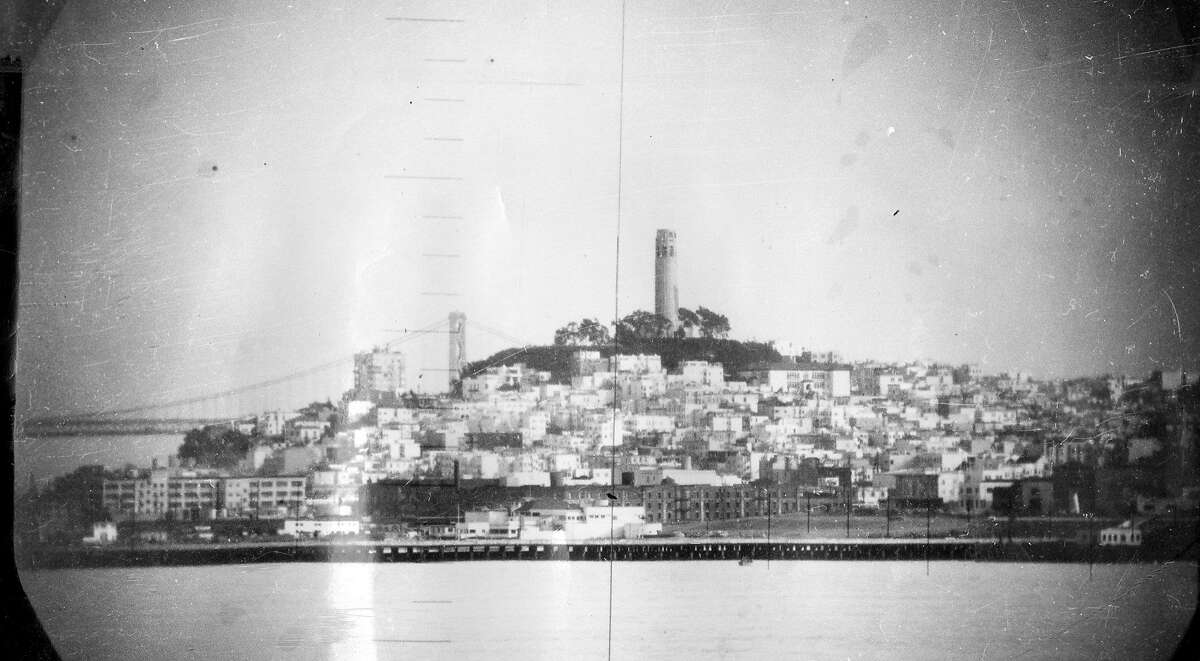 1951年1月21日:从美国“鲶鱼”号潜艇上俯瞰旧金山的科伊特塔。