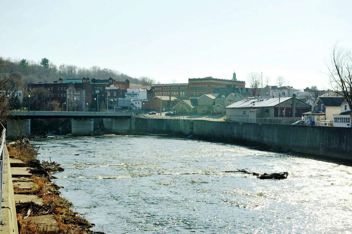 Officials critical of alerts about Hoosick Falls water crisis