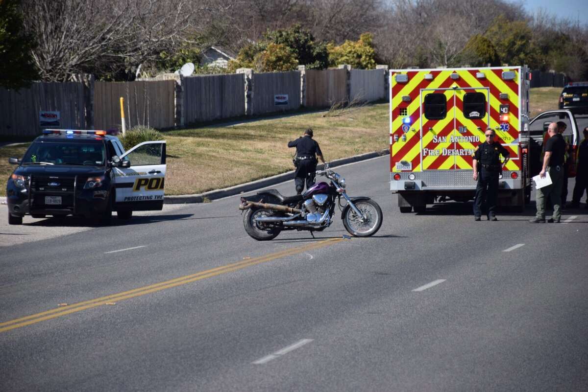 Man dies after crashing motorcycle on Northeast Side of San Antonio