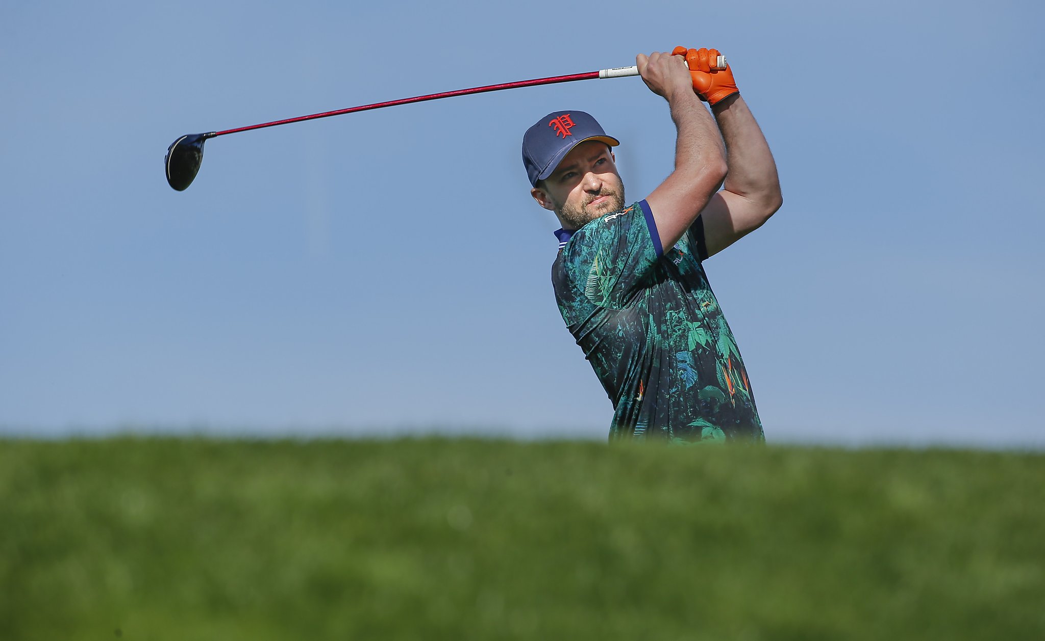 Bill Murray steals show at AT&T Pebble Beach Pro-Am with no-look putt